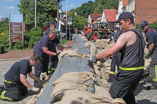 Vorbereitung auf das Hochwasser in Lauenburg: Feuerwehrleute bereiten einen Damm vor. Foto: Timo Jann