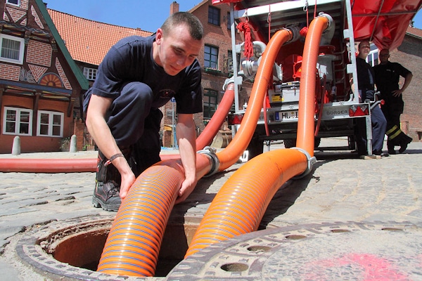Der Versuch die Altstadt von Lauenburg vor einer Überflutung mit Pumpen zu retten, musste am Montagnachmittag aufgegeben werden. Foto: Timo Jann