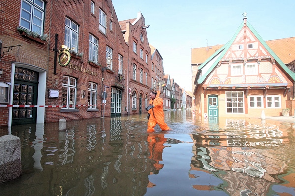 Die Elbstraße in Lauenburg steht jetzt bereits in weiten Teilen unter Wasser. Feuerwehrleute arbeiten daran, die Lage unter Kontrolle zu bringen. Foto: Timo Jann