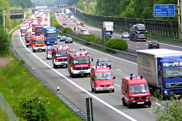 Konvoi mit Feuerwehrfahrzeugen aus Nordrhein-Westfalen auf der Rückreise in Richtung Heimat. Foto: Feuerwehr Essen