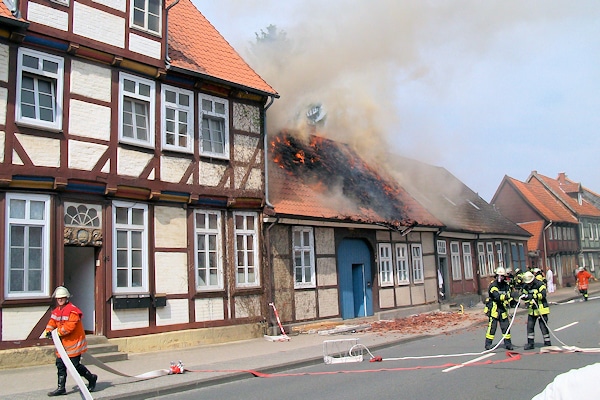 Brand in der Altstadt von Celle. Der Löschangriff wird vorbereitet. Foto: Polizei