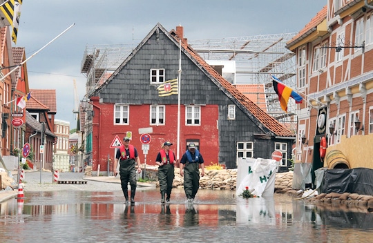 Das Hochwasser der Elbe sorgt in Lauenburg noch immer für einen Ausnahmezustand. Durch die Regenwasserkanalisation ist die Elbstraße auch hinter den Verteidigungswällen voll Wasser gelaufen. Foto: Timo Jann