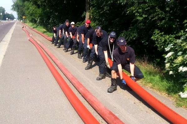In Magdeburg ist nach der großen Flutkatatstrophe immer noch überörtliche Hilfe gefragt. Hier bauen Kräfte der Feuerwehr Essen eine dreifache Förderleitung mit A-Druckschläuchen auf. Foto: Feuerwehr Essen In Magdeburg ist nach der großen Flutkatatstrophe immer noch überörtliche Hilfe gefragt. Hier bauen Kräfte der Feuerwehr Essen eine dreifache Förderleitung mit A-Druckschläuchen auf. Foto: Feuerwehr Essen