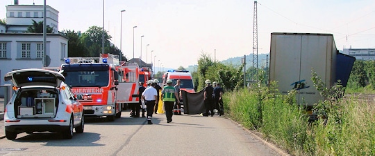 Einsatzkräfte versorgen den kollabierten Lkw-Fahrer. Foto: Friebe PR / Hald
