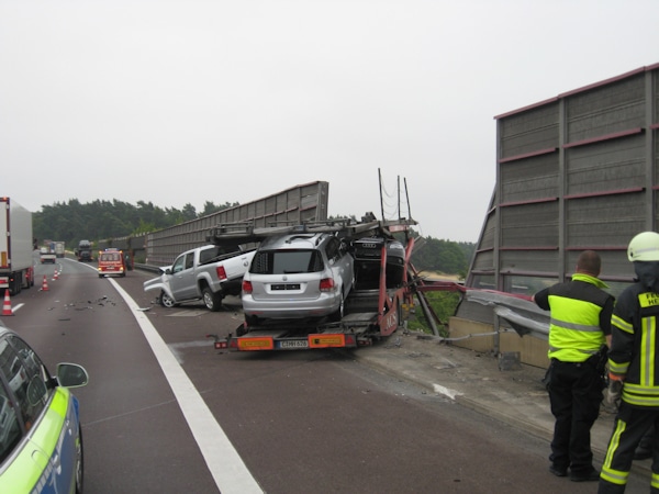 Verunfallter Autotransporter auf A2. Foto: Polizei