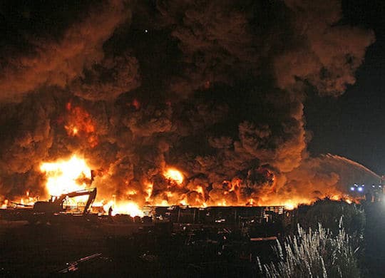 Großbrand in Neunkirchen: ein Kunststofflager steht in Vollbrand. Foto: SON