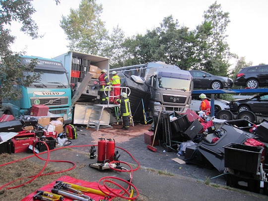 Schwerer Lkw-Unfall auf dem Autobahn-Parkplatz Hittfeld. Foto: Polizei