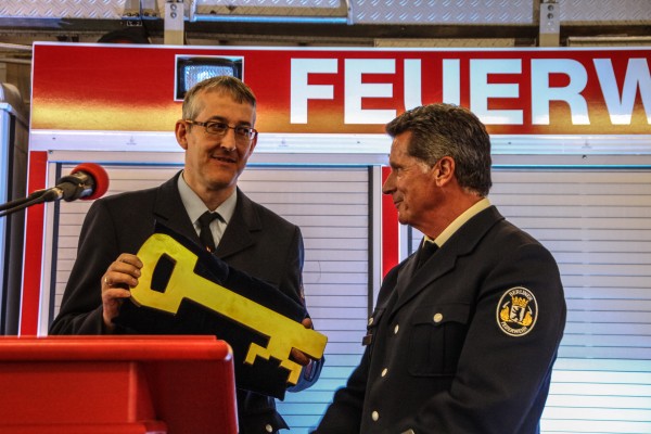 Schlüsselübergabe an den Wehrleiter Stefan Wagner (mit Schlüssel). Foto: Benjamin Kobelt Schlüsselübergabe an den Wehrleiter Stefan Wagner (mit Schlüssel). Foto: Benjamin Kobelt