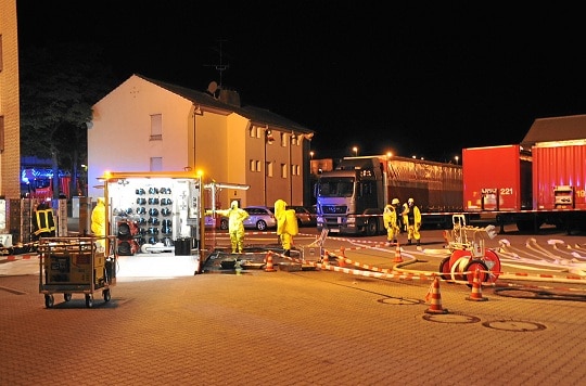 Gefahrgut-Einsatz nach Beschädigung eines Behälters mit Peroxiden in Remscheid. Foto: Ralf Kollmann Gefahrgut-Einsatz nach Beschädigung eines Behälters mit Peroxiden in Remscheid. Foto: Ralf Kollmann