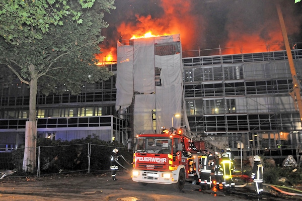 Brand in Gesamtschule Wulfen: Dach steht in Flammen. Foto: Bludau