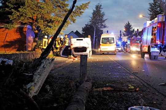 Unfall in Nienburg: Pkw überschlägt sich vor Feuerwehrtechnischer Zentrale. Foto: Henkel/Feuerwehr Unfall in Nienburg: Pkw überschlägt sich vor Feuerwehrtechnischer Zentrale. Foto: Henkel/Feuerwehr