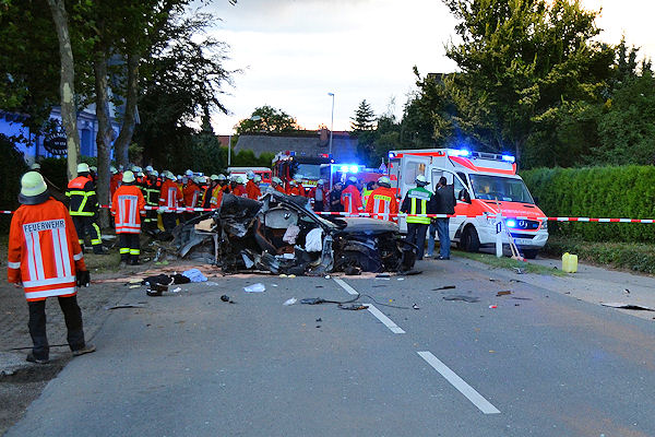 Tödlicher Unfall in Jork. Foto: Polizei Überhöhte Geschwindigkeit macht die Polizei für einen schweren Unfall in Jork (Kreis Stade) verantwortlich. Zwei junge Menschen starben, der Fahrer erlitt lebensbedrohliche Verletzungen. (Foto: Polizei)