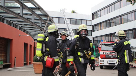Dach vom Krankenhaus Martha Maria Nürnberg fängt bei Renovierungsarbeiten Feuer. Foto: News5/Grundmann Dach vom Krankenhaus Martha Maria Nürnberg fängt bei Renovierungsarbeiten Feuer. Foto: News5/Grundmann