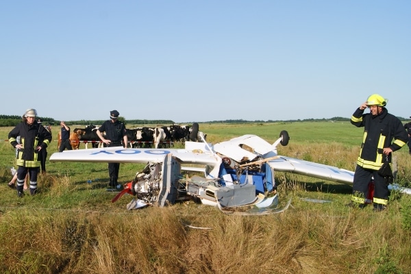Ein Kleinflugzeug liegt nach einer missglückten Notlandung total zerstört auf einer Kuhweide in der Nähe des Emder Flugplatzes. Foto: Joachim Riese Ein Kleinflugzeug liegt nach einer missglückten Notlandung total zerstört auf einer Kuhweide in der Nähe des Emder Flugplatzes. Foto: Joachim Riese