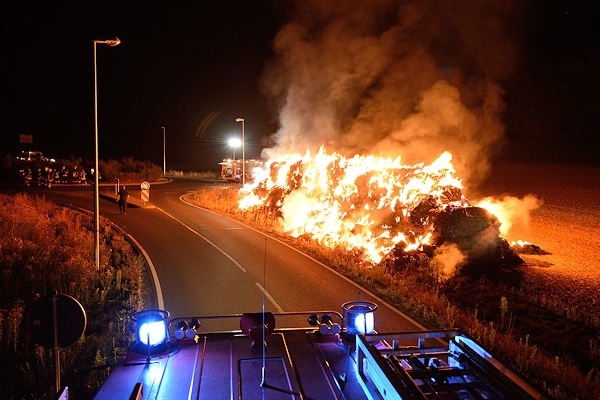 Rundballen in Flammen: Das Lager brennt in der Nähe von Quedlinburg. Foto: Holger Mücke