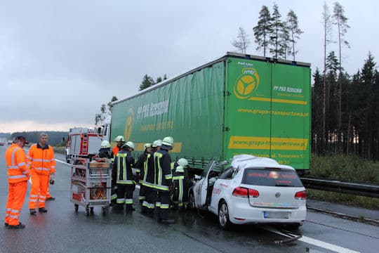 Tödlicher Unfall auf der A9: Ein Pkw rast in einen Sattelzug. Foto: News5 / Fricke
