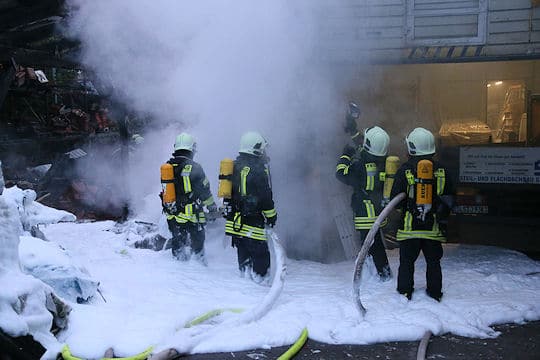 In einem Gewerbebetrieb in Saarwellingen ist es am Donnerstagabend zu einem Brand gekommen. Foto: Simon Avenia In einem Gewerbebetrieb in Saarwellingen ist es am Donnerstagabend zu einem Brand gekommen. Foto: Simon Avenia