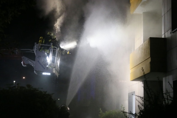 Außenangriff bei einem Wohnungsbrand in einem Mehrfamilienhaus in Völklingen. Um alle Wohnungen zu kontrollieren, brach die Feuerwehr 25 Türen auf. Foto: Simon Mario Avenia Außenangriff bei einem Wohnungsbrand in einem Mehrfamilienhaus in Völklingen. Um alle Wohnungen zu kontrollieren, brach die Feuerwehr 25 Türen auf. Foto: Simon Mario Avenia