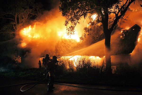 Feuer in Lehnsahn. Der Brand zerstört ein Reetdachhaus. Foto: Junge/Feuerwehr