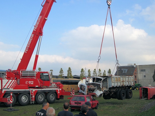 Die Berufsfeuerwehr Freiburg hebt mit ihrem Kran einen Lkw an. Foto: LFS BW