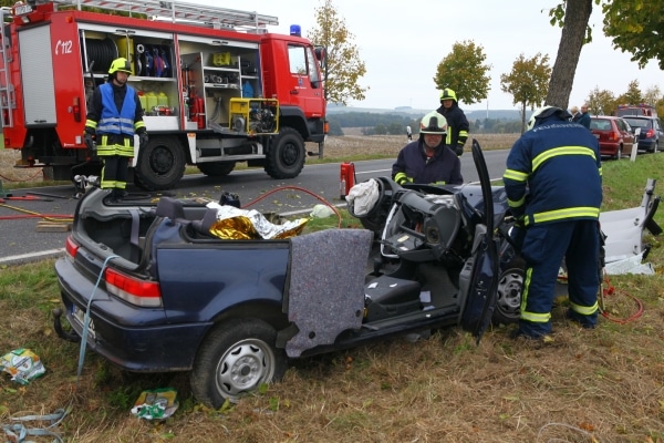 Mit hydraulischem Rettungsgerät befreit die Feuerwehr ein eingeklemmtes Unfallopfer. Foto: Christian Essler Mit hydraulischem Rettungsgerät befreit die Feuerwehr ein eingeklemmtes Unfallopfer. Foto: Christian Essler