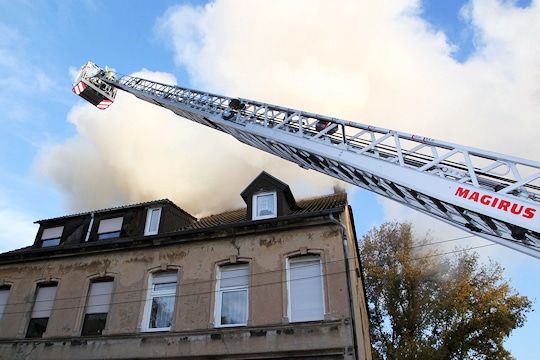 Brand in Essen: Der Dachstuhl eines historischen Hauses brennt. Foto: Feuerwehr Essen
