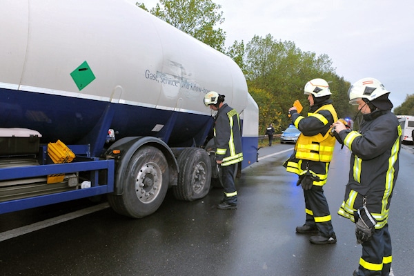 Unfall auf der B225 in Dorsten. Die Feuerwehr kontrolliert den beteiligten Stickstoff-Tanklastwagen. Foto: Bludau