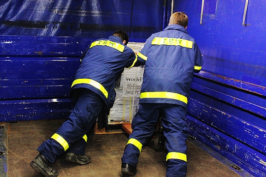 Vom hessischen Rodgau aus transportierte das THW am Wochenende 20 Tonnen Hilfsgüter der Hilfsorganisation World Vision an den Frankfurter Flughafen. Foto: THW