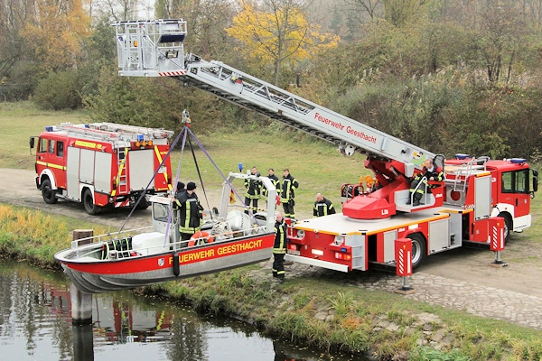 Die Feuerwehr Geesthacht lässt ihr Boot auf der Elbe zu Wasser. Foto: Timo Jann