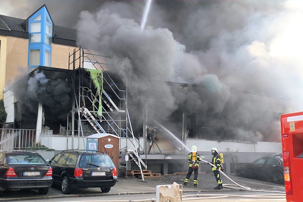 Großbrand in Waiblingen (Ortsteil Hegnach): Bei dem Großfeuer wird eine Elektrotechnik-Firma weitgehend zerstört. Foto: 7aktuell.de/Becker
