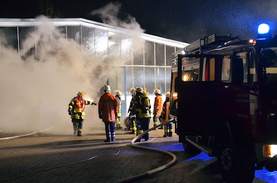 Feuer in Horneburg: Bei dem Brand entseht eine erhebliche Rauchentwicklung. Foto: Polizei
