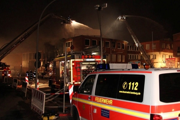 Großeinsatz für die Feuerwehr Hamburg: Im Stadtteil Hamm brennt ein 4.000 Quadratmeter großer Gebäudekomplex. (Foto: Timo Jann) Großeinsatz für die Feuerwehr Hamburg: Im Stadtteil Hamm brennt ein 4.000 Quadratmeter großer Gebäudekomplex. (Foto: Timo Jann)