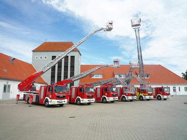 Sechs neue Drehleitern auf einen Schlag stellten freiwillige Feuerwehren in Sachsen-Anhalt in Dienst. MAN lieferte die Fahrgestelle, Metz Aerials die Aufbauten. Foto: MAN Truck & Bus