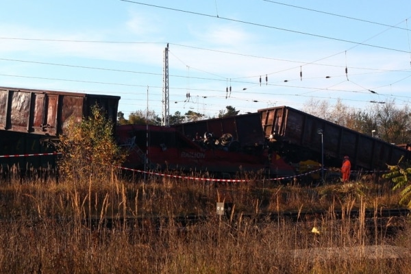Ein Güterzug ist auf einen weiteren stehenden Güterzug in Senftenberg aufgefahren. Foto: Christian Essler Ein Güterzug ist auf einen weiteren stehenden Güterzug in Senftenberg aufgefahren. Foto: Christian Essler