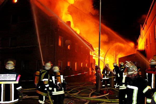 Freiwillige Feuerwehr mit Großaufgebot bei Brand in Dorfen im Einsatz. Foto: fib/Eß