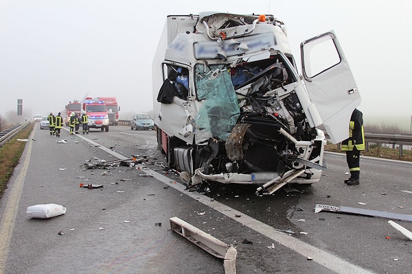 Unfall auf der Autobahn A4 bei Ottendorf-Okrilla (Kreis Bautzen). Foto: Rico Löb
