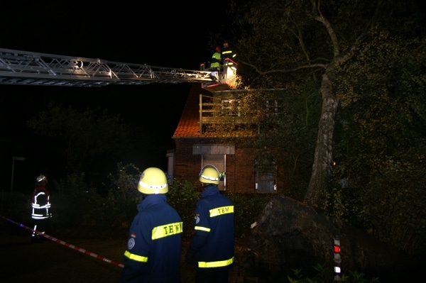 Orkan "Christian" ließ Ende Oktober zwei Bäume auf dem Gelände des NLWKN in Norden auf ein Haus stürzen. Nun droht ein neuer Orkan. Außerdem warnt die Behörde vor einer Sturmflut. (Foto: Thomas Weege) Orkan "Christian" ließ Ende Oktober zwei Bäume auf dem Gelände des NLWKN in Norden auf ein Haus stürzen. Nun droht ein neuer Orkan. Außerdem warnt die Behörde vor einer Sturmflut. (Foto: Thomas Weege)