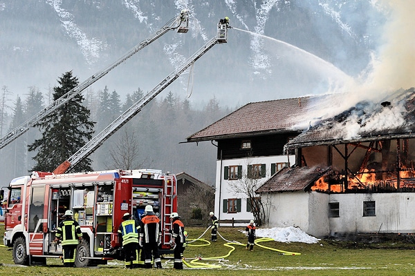 Großbrand in Inzell - ein Stallgebäude brennt in voller Ausdehnung. Foto: fib/FDL