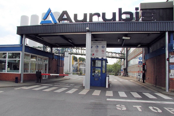 Werkstor von Aurubis in Hamburg. Ein Werkfeuerwehrmann der Firma wurde überfahren, als er mutmaßliche Metalldiebe stoppen wollte. Foto: Timo Jann