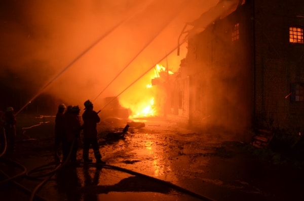 Großbrand im Kreis Stade am Neujahrsmorgen. 150 Feuerwehrleute sind an den Löscharbeiten und der Rettung von Schafen beteiligt. Foto: Polizei Großbrand im Kreis Stade am Neujahrsmorgen. 150 Feuerwehrleute sind an den Löscharbeiten und der Rettung von Schafen beteiligt. Foto: Polizei