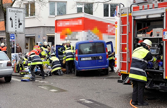 Unfall in München - der Unfallfahrer wird von der Feuerwehr versorgt. Foto: BF München
