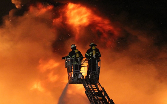 Berufsfeuerwehrmann werden: Großbrände bekämpfen ist nicht das Alltagsgeschäft: Wer Berufsfeuerwehrmann werden will, sollte sich dessen bewusst sein. Foto: Timo Jann