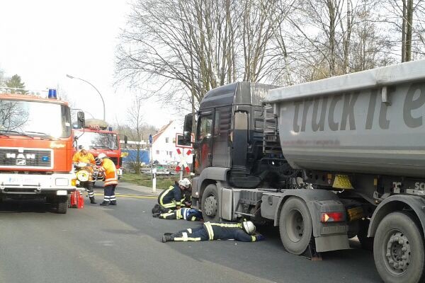 Unfall in Walsrode: ein Radfahrer klemmt unter einem Sattelzug. Foto: Führer/Feuerwehr