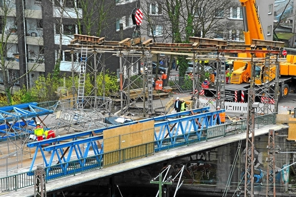 Auf einer Brücke in Wuppertal kam es es zu einem schweren Baustellenunfall, bei dem zwei Bauarbeiter schwer verletzt und ein weiterer getötet wurden. Foto: Ralf Kollmann Auf einer Brücke in Wuppertal kam es es zu einem schweren Baustellenunfall, bei dem zwei Bauarbeiter schwer verletzt und ein weiterer getötet wurden. Foto: Ralf Kollmann