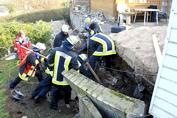 Arbeitsunfall in Essen: ein Mann ist von einer Mauer verschüttet worden. Foto: Filzen/Feuerwehr