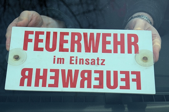 Autoschild: "Feuerwehr im Einsatz". Foto: Preuschoff