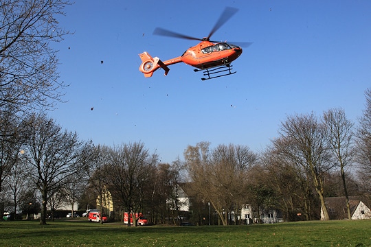 Rettungshubschrauber (RTH) Christoph 9 fliegt den Patienten in eine Klinik. Foto: Filzen/Feuerwehr