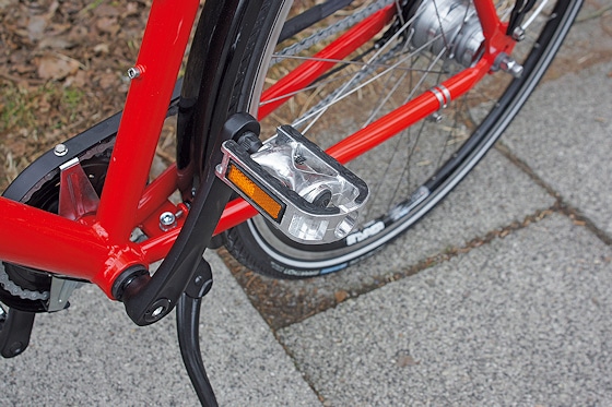 Robust und langlebig: die Pedale bestehen aus Aluminium. Der Kettenschutz ist ebenfalls aus Aluminium gefertigt und in der Farbe der Schutzbleche lackiert.