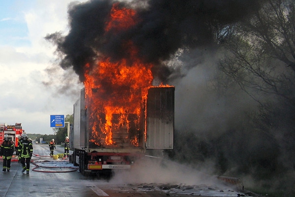 Lastwagen-Brand auf der A 7. Foto: Dwenger/Feuerwehr