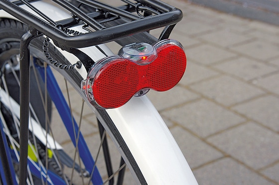 Rücklicht mit Standlichtfunktion. Den Strom liefert ein Nabendynamo von Shimano.